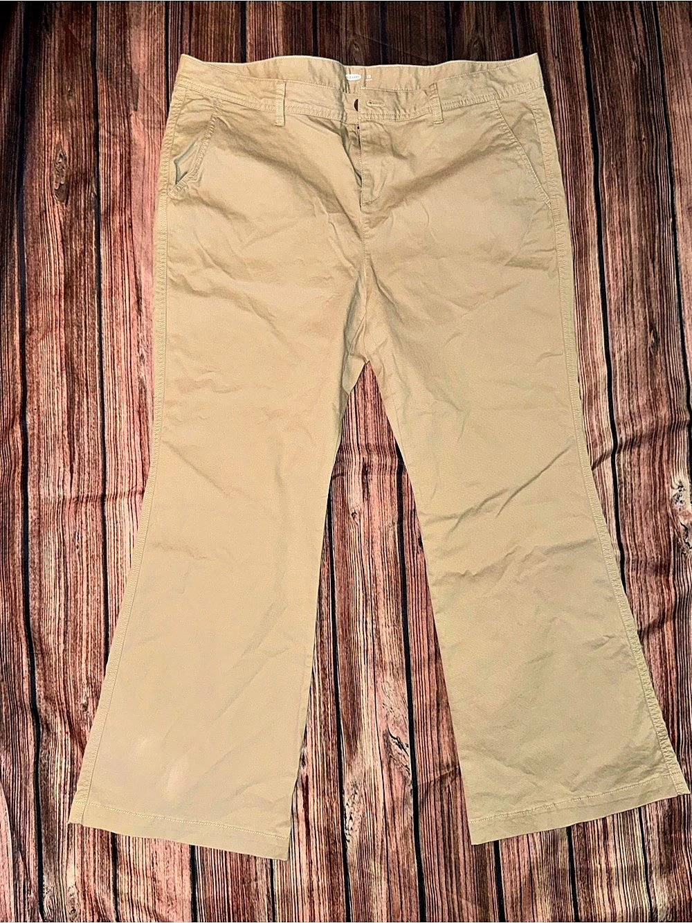 Old Navy women’s flare  Leg Khaki Pants Waist 18 petite Like New